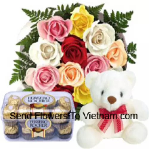 Mazzo di 12 rose rosse con riempitivi stagionali, un carino orsacchiotto bianco alto 12 pollici e una scatola di 16 pezzi di Ferrero Rocher
