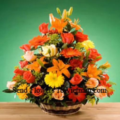 Cesta de flores variadas que incluye rosas y gerberas de colores surtidos. Esta cesta también tiene rellenos de temporada.