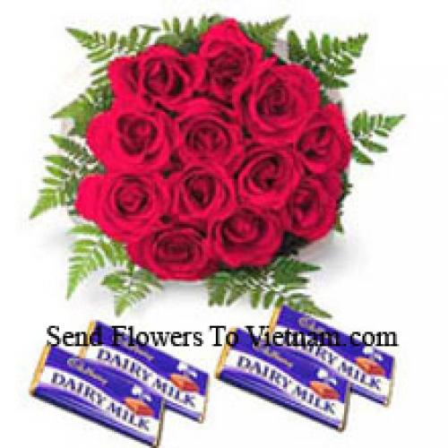 12 Rose Rosse con Gustosi Cioccolatini Assortiti