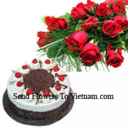 Mazzo di 12 rose rosse con 1 kg di torta Black Forest (Si prega di notare che la consegna della torta è disponibile solo per la regione di Metro Manila. Eventuali ordini di consegna della torta al di fuori di Metro Manila verranno sostituiti con una torta al brownie al cioccolato senza panna o al destinatario verrà offerto un voucher Red Ribbon sufficiente per acquistare la stessa torta)