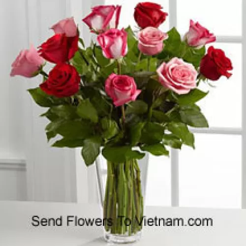 4 rose rosse, 4 rosa e 4 rose bicolore con riempitivi stagionali in un vaso di vetro