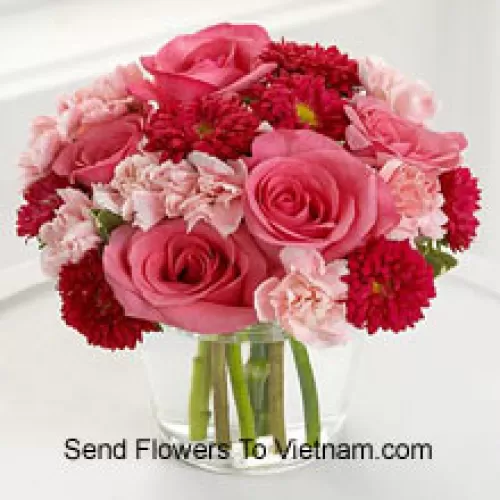 6 rosa Rosen, 10 rote Gänseblümchen und 10 pinke Nelken in einer Glasvase