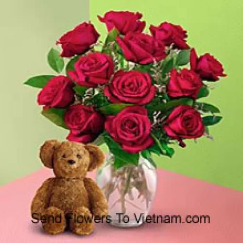 12 rosas rojas con algunos helechos en un jarrón y un lindo osito de peluche marrón de 8 pulgadas