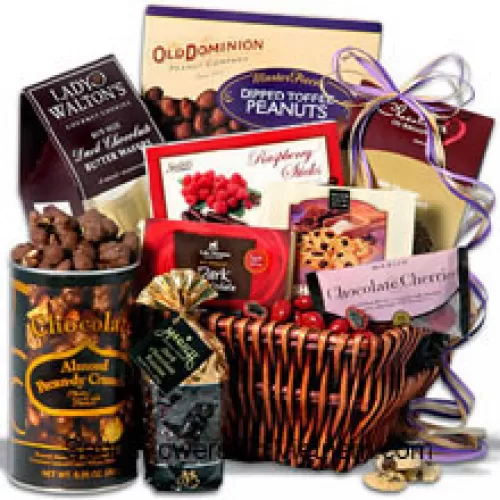 Valentijnscadeaumand met chocolade amandel pecan-dy crunch, donkere chocolade handtekeningreep, donkere frambozenstokjes, gedoopte toffee pinda's, donkere chocolade boterwafels, donkere chocoladerozijnen, koekjes met stukjes chocolade, melkchocolade amandelboter crunch en chocolade bedekte kersen (Let op: we behouden het recht om elk product te vervangen door een geschikt product van gelijke waarde in geval van niet-beschikbaarheid van een bepaald product)