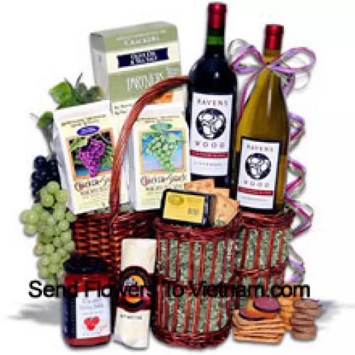 Esta cesta de regalo incluye Chardonnay Vinters Blend de Ravenswood - 750 ml, Zinfandel Vinters Blend de Ravenswood - 750 ml, Deli Style Crackers de Partners Hors Doeuvre, Galletas de vino blanco de American Vintage, Galletas de vino tinto de American Vintage, Bruschetta de tomate de Elki, Salchicha veraniega envuelta por carnicero de Sparrer Sausage Company, Queso ahumado de arce y nogal por Sugarbush Farm. (El contenido de la cesta, incluyendo el vino, puede variar según la temporada y la ubicación de entrega. En caso de indisponibilidad de cierto producto, lo sustituiremos por un producto de igual o mayor valor)